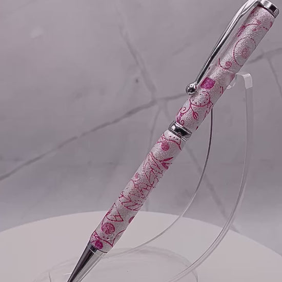 Cet incroyable stylo est doux et lisse au touché, avec un motif unique fait à la main en pâte polymère. La pâte a été minutieusement appliquée sur les tubes du stylo et a été poncée et vernis pour une finition éblouissante et durable. Fabriqué au Québec par une talentueuse artisane locale, ce stylo est une oeuvre! Polymer clay pen handmade. you can change the ink!
