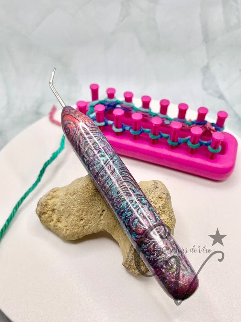 Ergonomic knitting tool; Sparkling multi-colored!