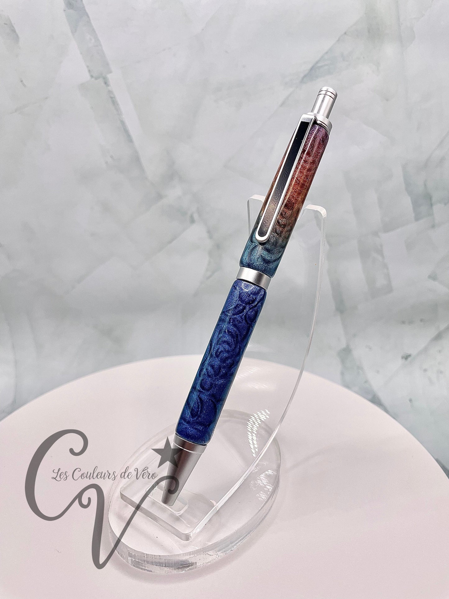 Click retractable ballpoint pen; Bubbles!