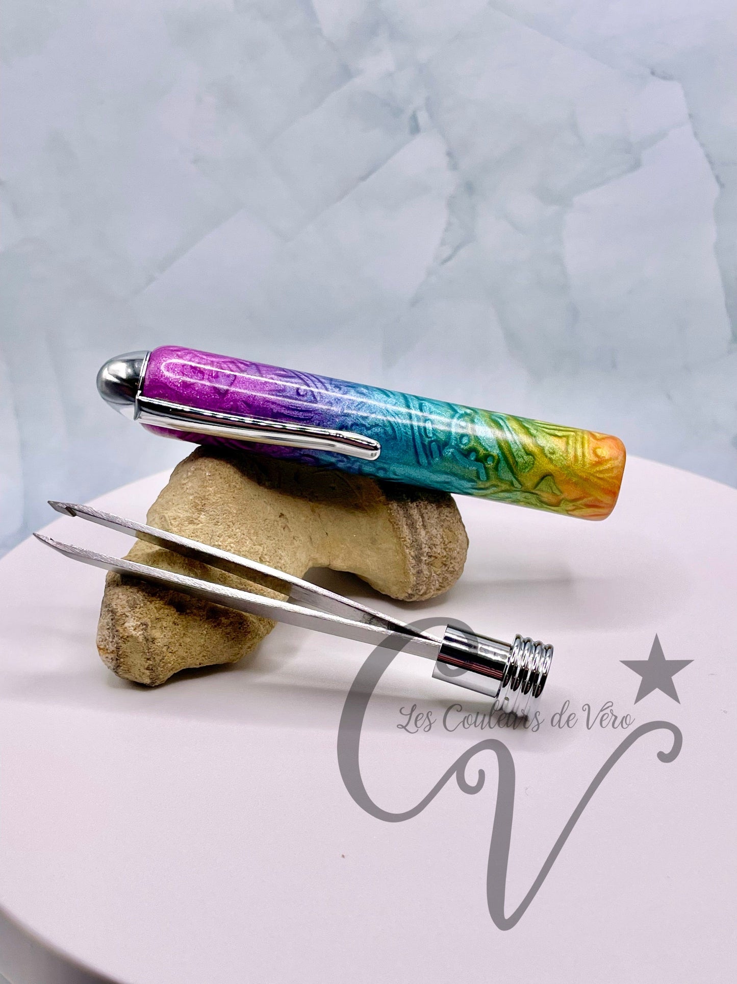 Tweezers, eyebrows; Imposing rainbow!