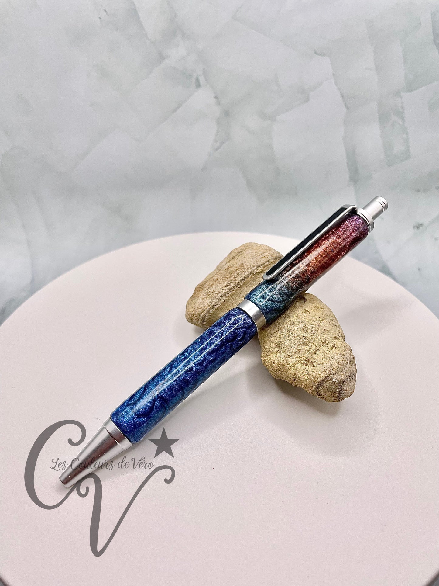 Click retractable ballpoint pen; Bubbles!