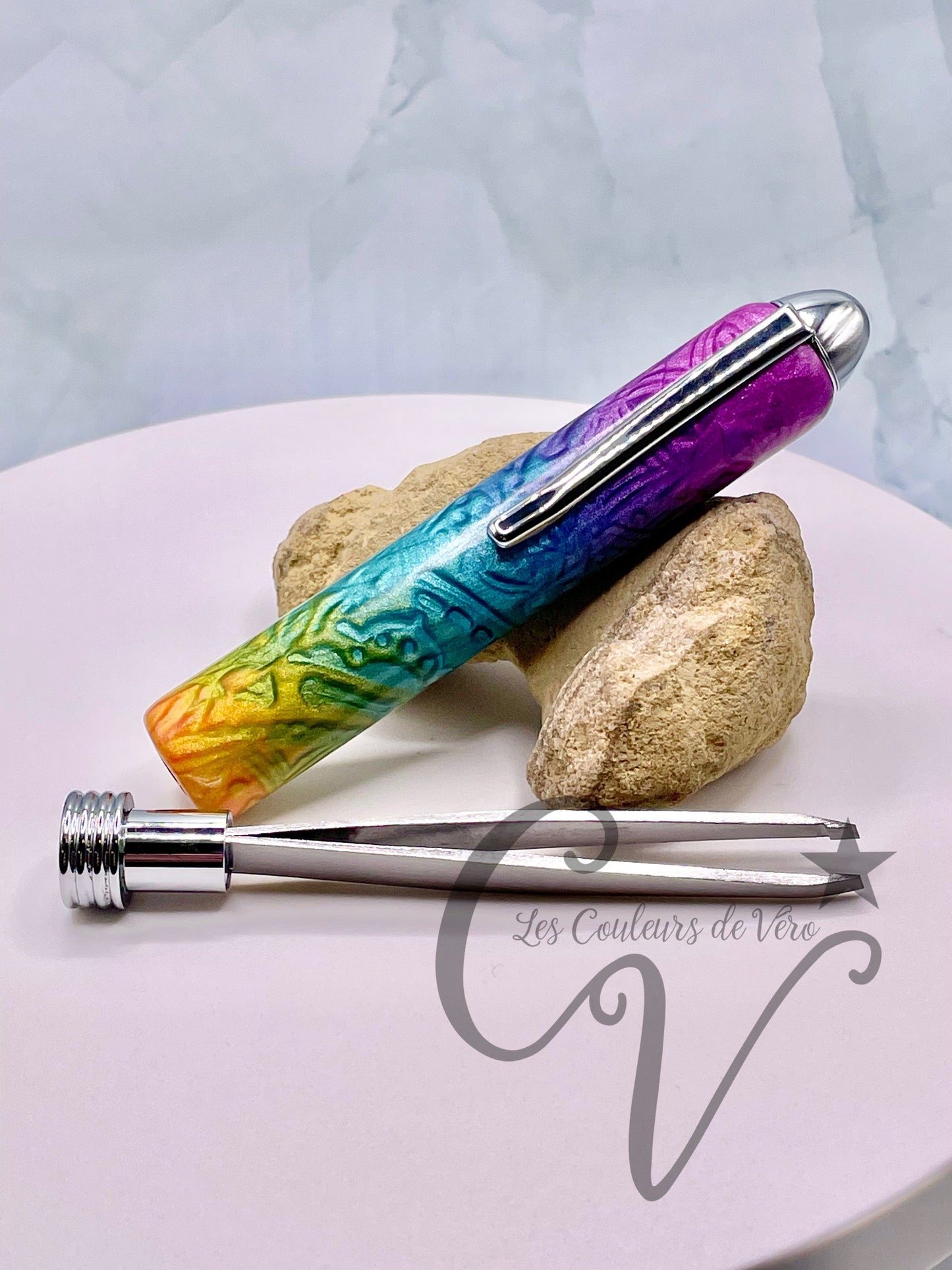 Tweezers, eyebrows; Imposing rainbow!